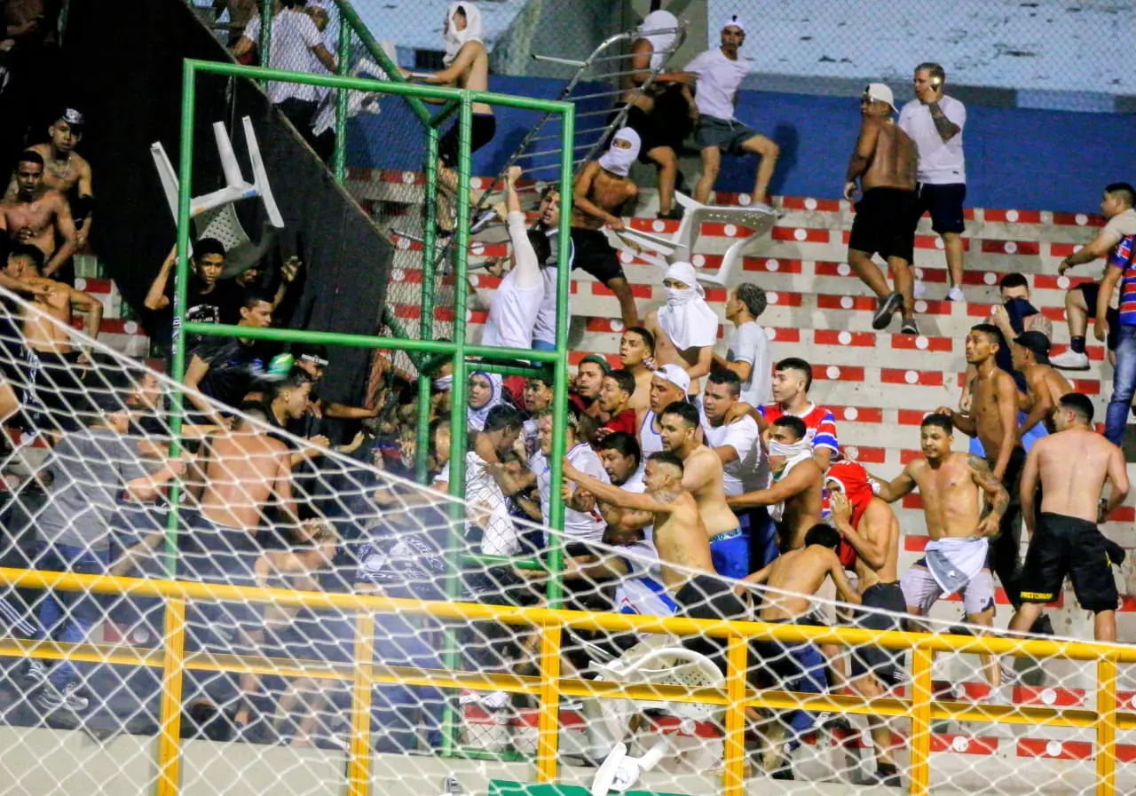 Imagem da notícia Clássico-Rei no futsal é cancelado por briga generalizada entre torcedores de Ceará e Fortaleza