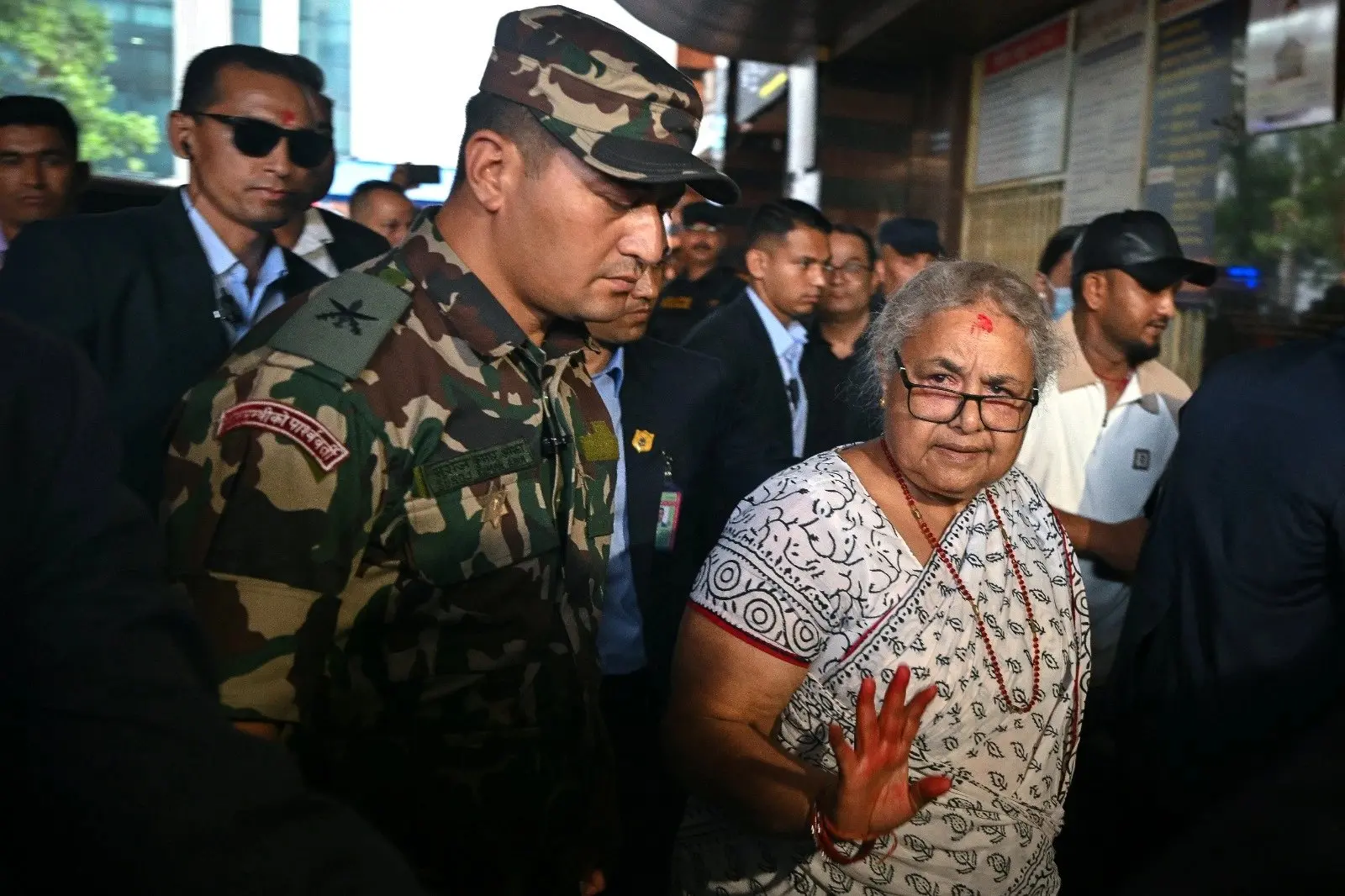 Imagem da notícia Nomeação de primeira-ministra interina do Nepal reabre comércio e suspende toque de recolher