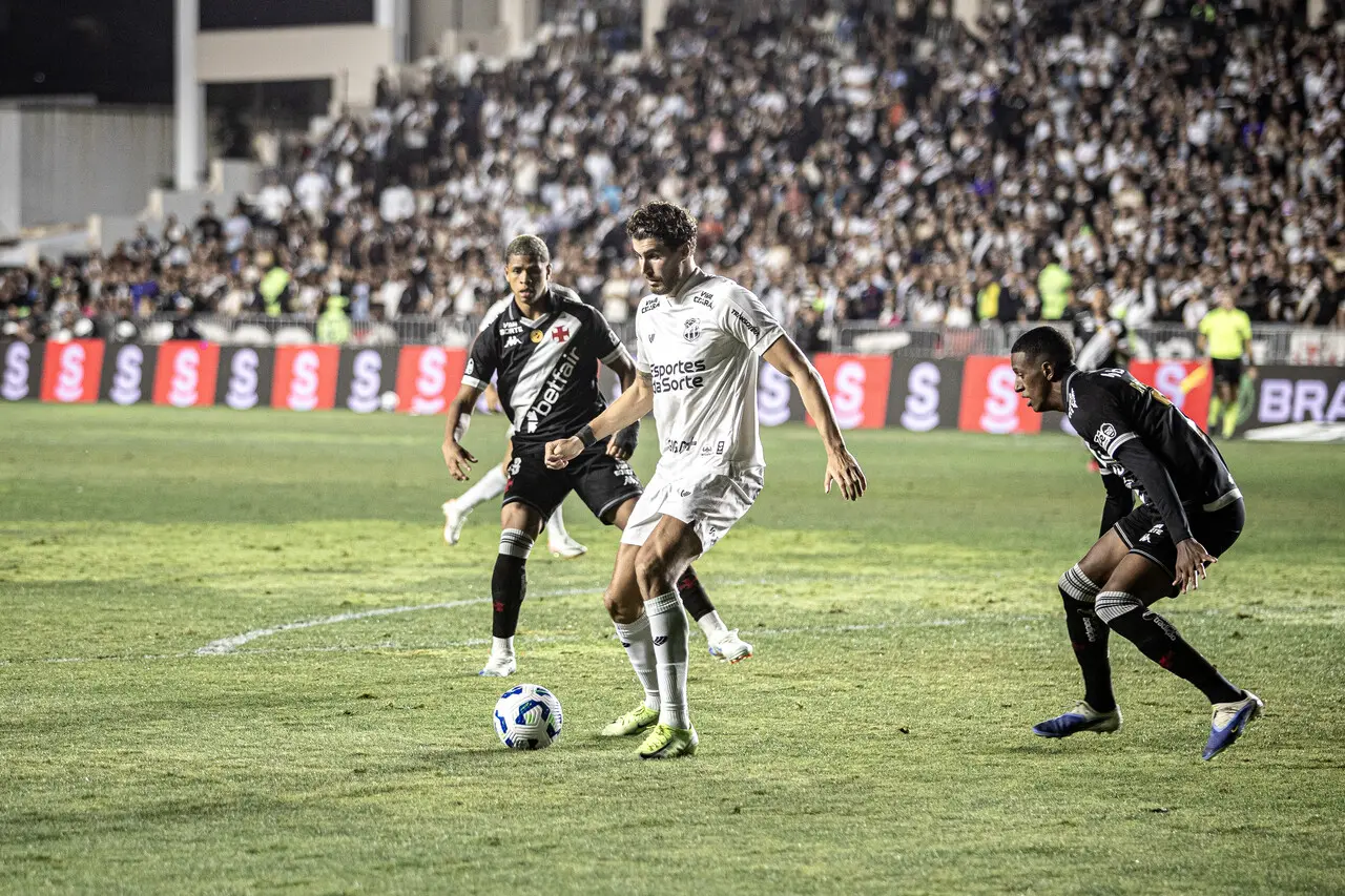 Imagem da notícia: Com um a menos e gol aos 49, Ceará arranca empate com o Vasco em São Januário pela Série A