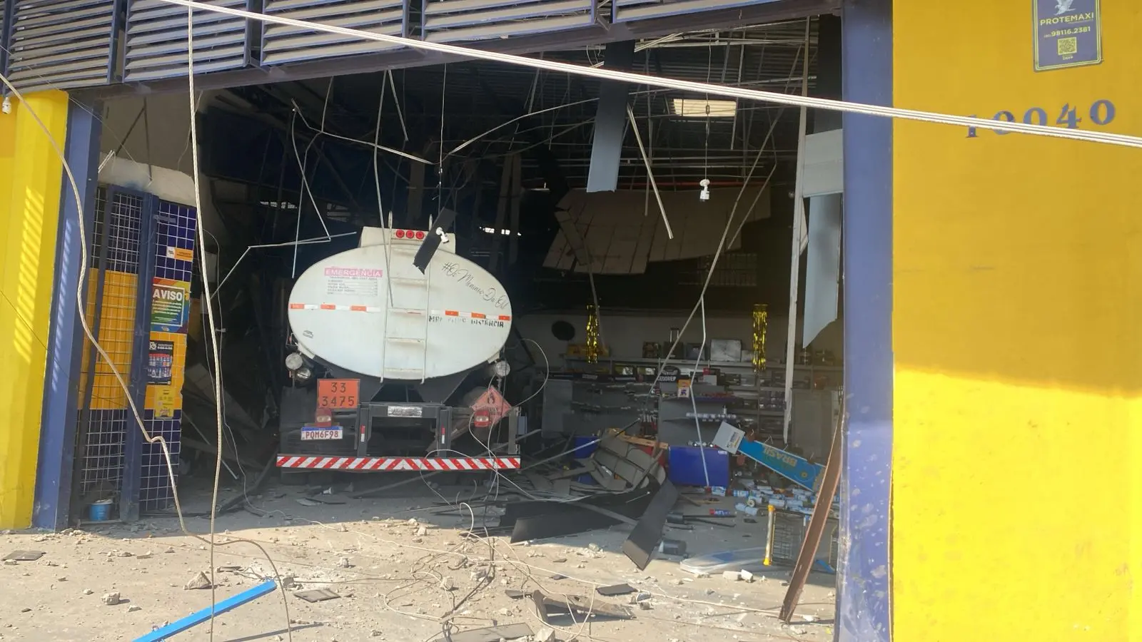 Imagem da notícia Caminhão invade loja de ferragens na BR-116, em Fortaleza, e motorista fica ferido
