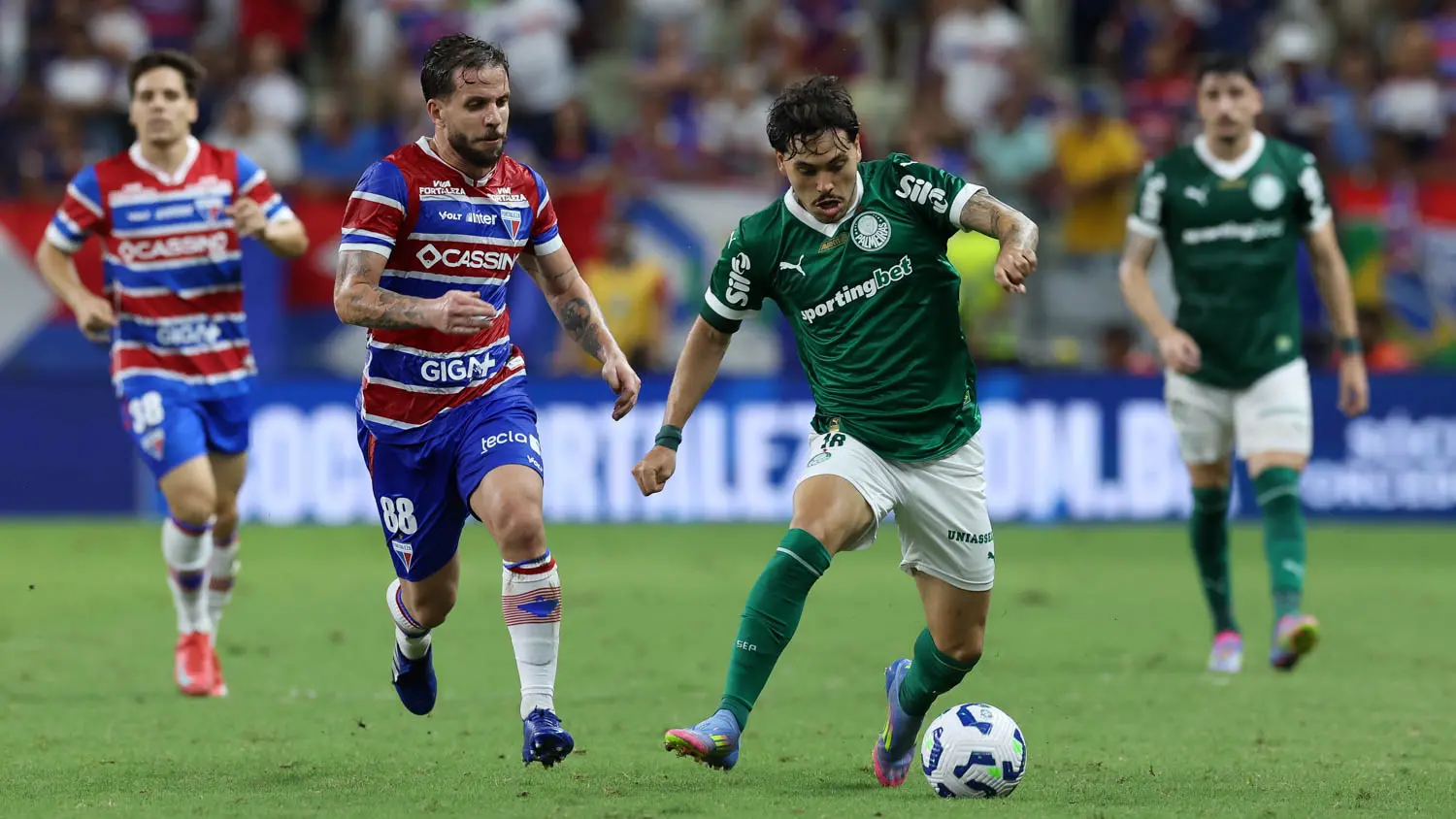Imagem da notícia Palmeiras pode poupar contra o Fortaleza por conta da Libertadores; entenda