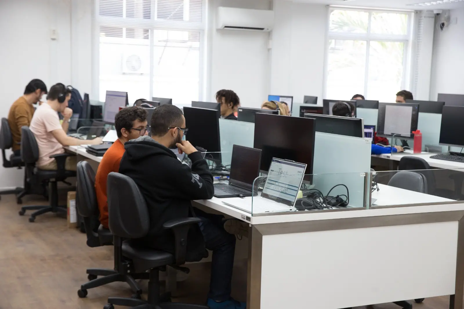 Laboratório de informática na UFC com diversos alunos digitando em computadores