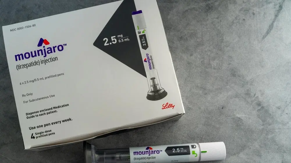 Mounjaro em cima de uma superfície, tanto a caixa como a caneta. Imagem usada para matéria sobre novas doses do medicamento que estão disponíveis no Brasil