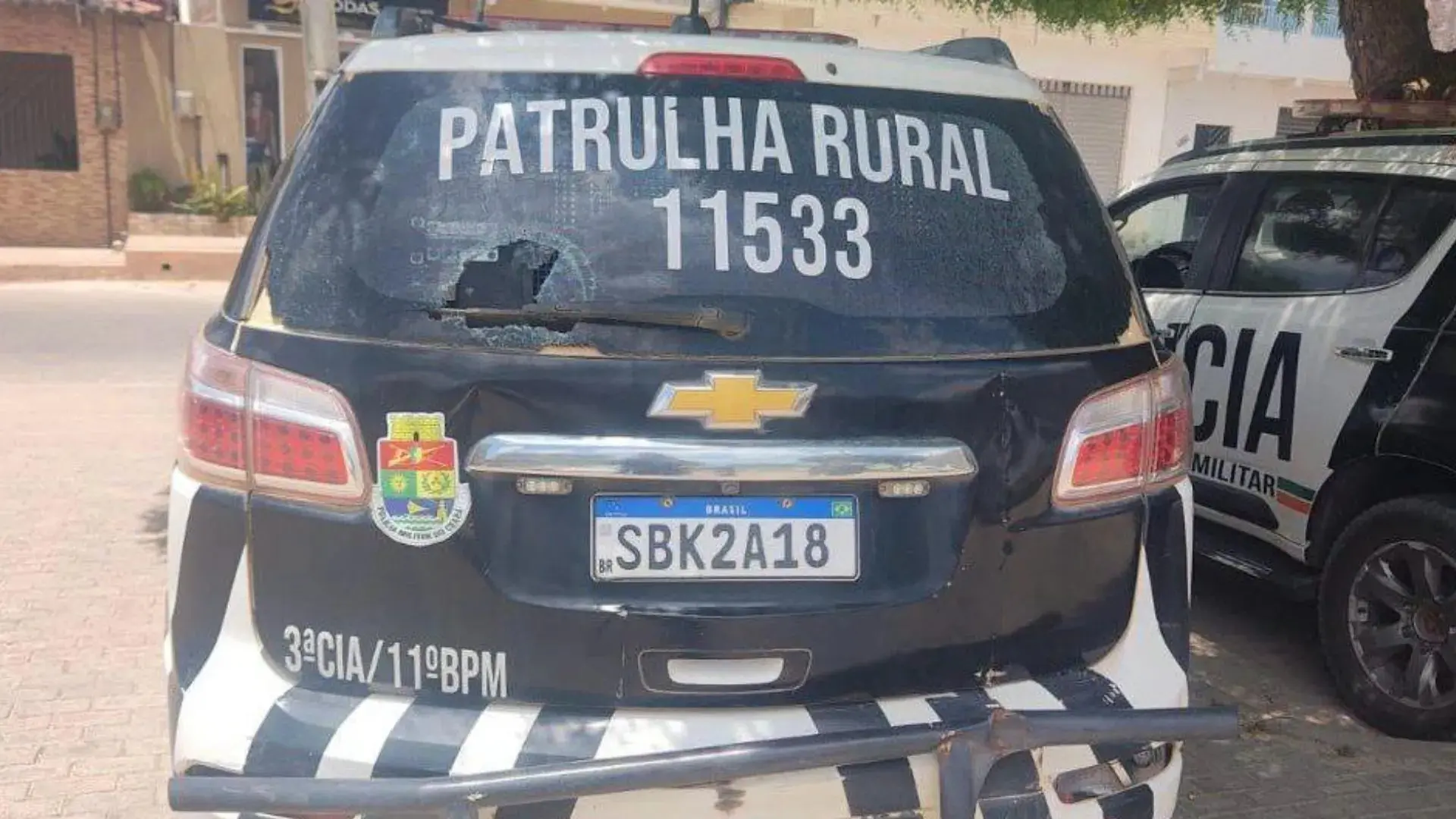 Imagem da notícia: Homem é preso após depredar viatura por ordem de facção em Jijoca de Jericoacoara