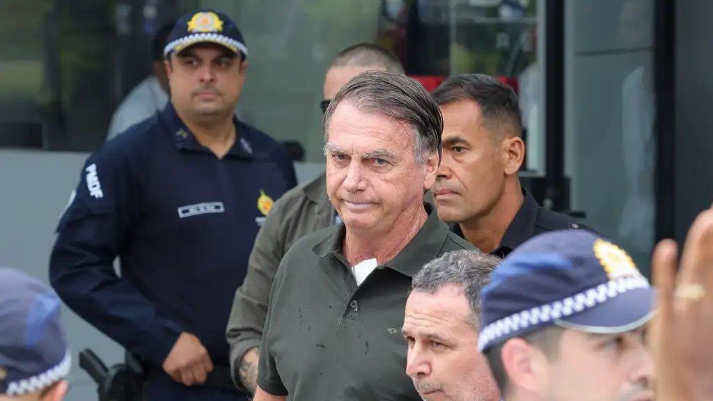 Imagem da notícia: Moraes questiona polícia do DF por demora de Bolsonaro em retorno à prisão domiciliar