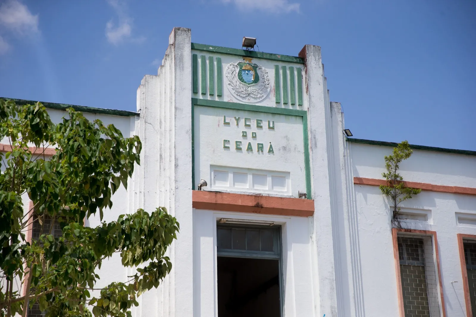 Fachada do Liceu preserva grafia antiga do nome, com 