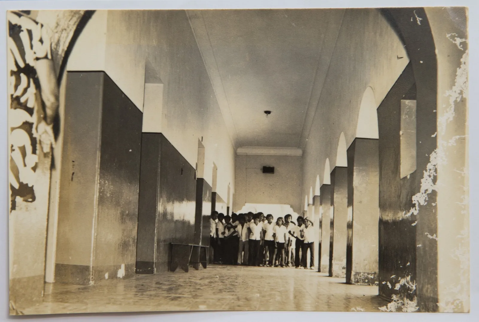 Corredor principal da Escola Visconde do Rio Branco, cuja estrutura permanece idêntica hoje