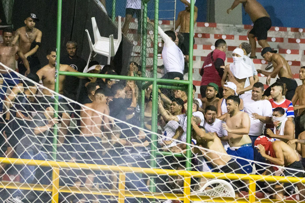 As torcidas organizadas de Ceará e Fortaleza entram em confronto no jogo de futsal entre as equipes na última sexta-feira, no ginásio Paulo Sarasate