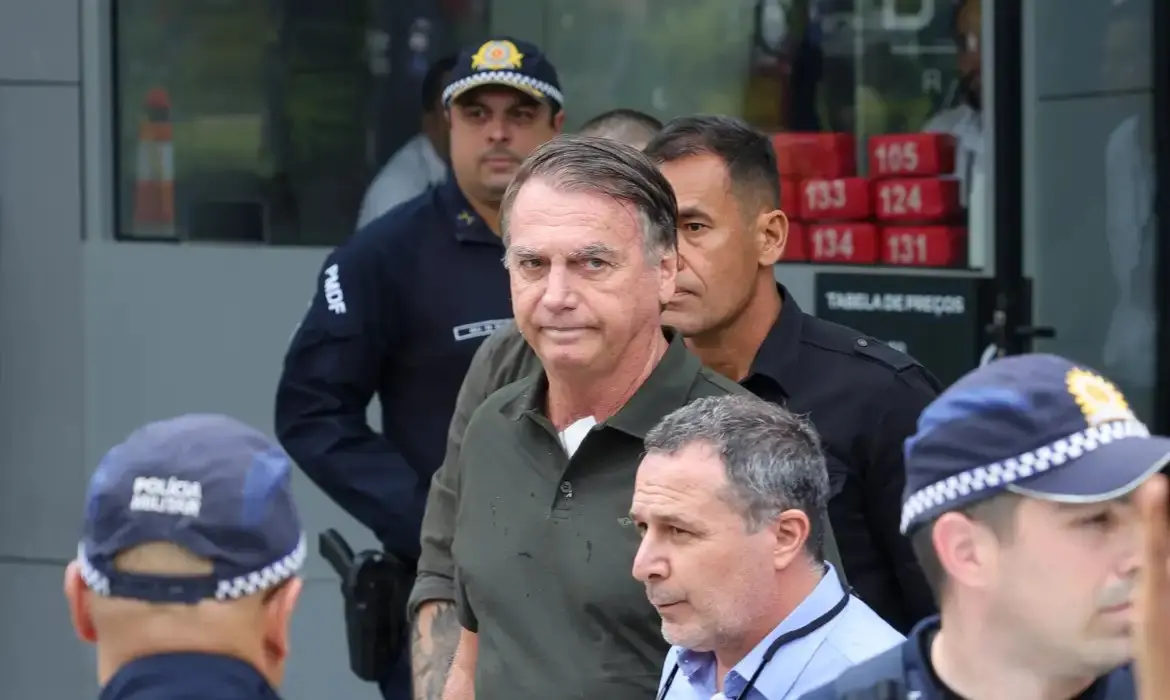 Imagem da notícia: Bolsonaro deixa prisão domiciliar após passar mal