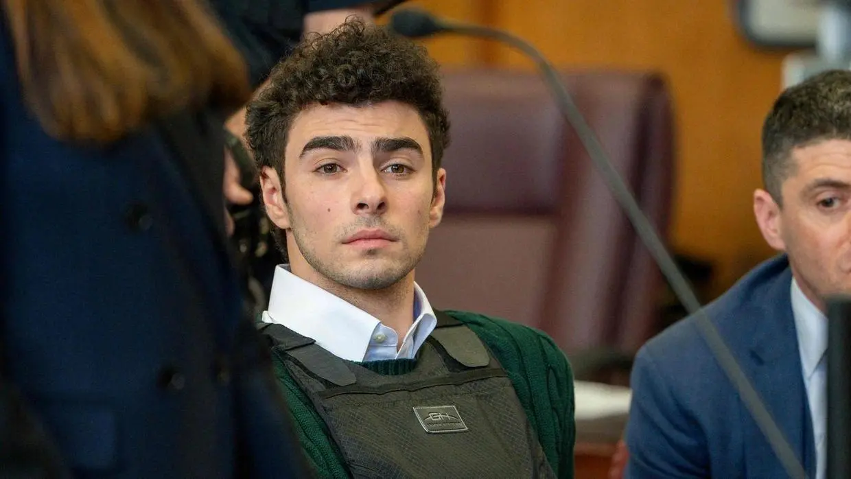 Imagem da notícia Tribunal dos EUA retira duas acusações de terrorismo contra Luigi Mangione por assassinato de CEO 