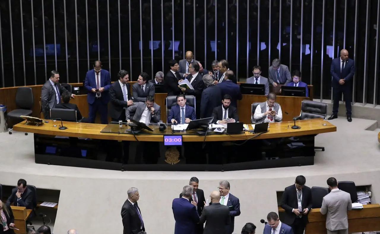 Imagem da notícia: Câmara aprova 'PEC da Blindagem', que dificulta processos judiciais contra parlamentares