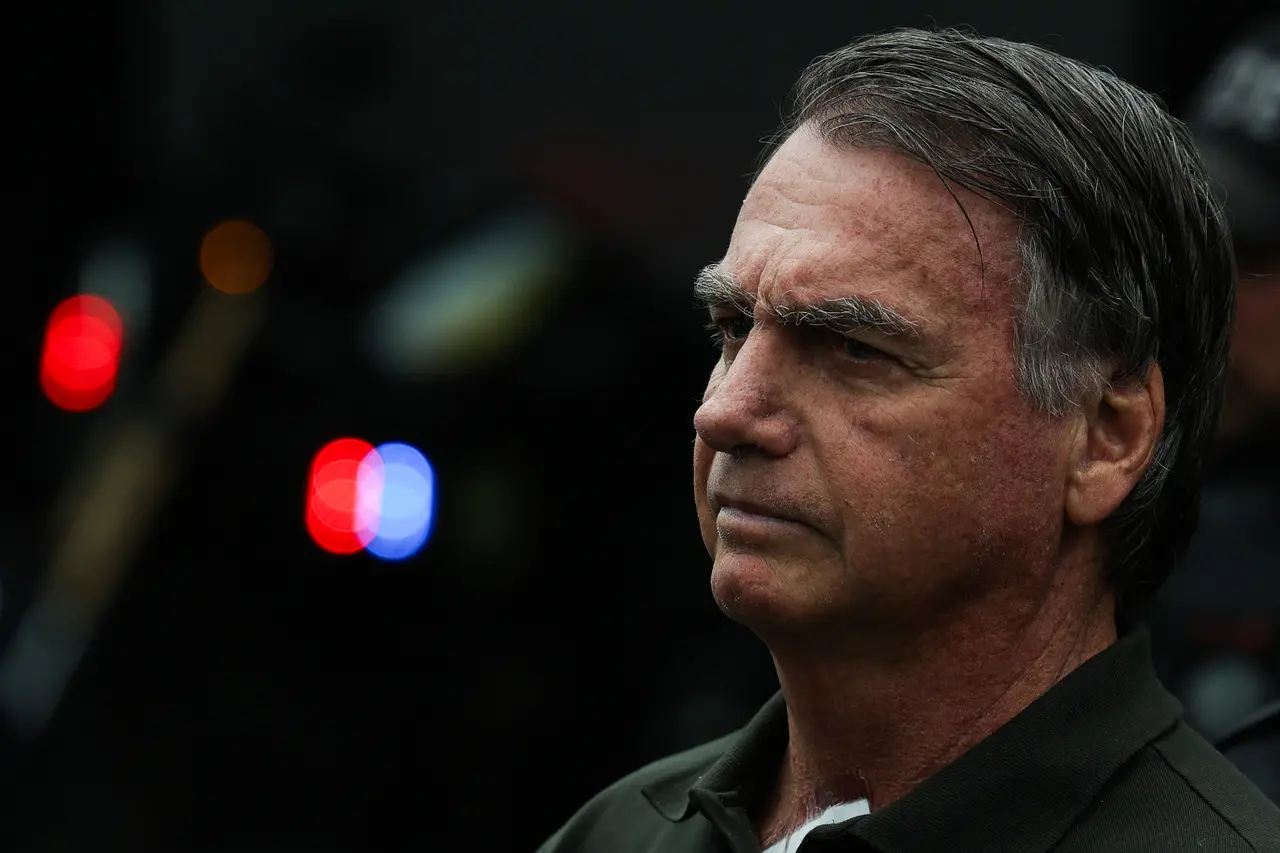 Imagem da notícia Bolsonaro ficou alguns segundos sem respirar e teve 'vômito a jato' ao passar mal, detalha Flávio