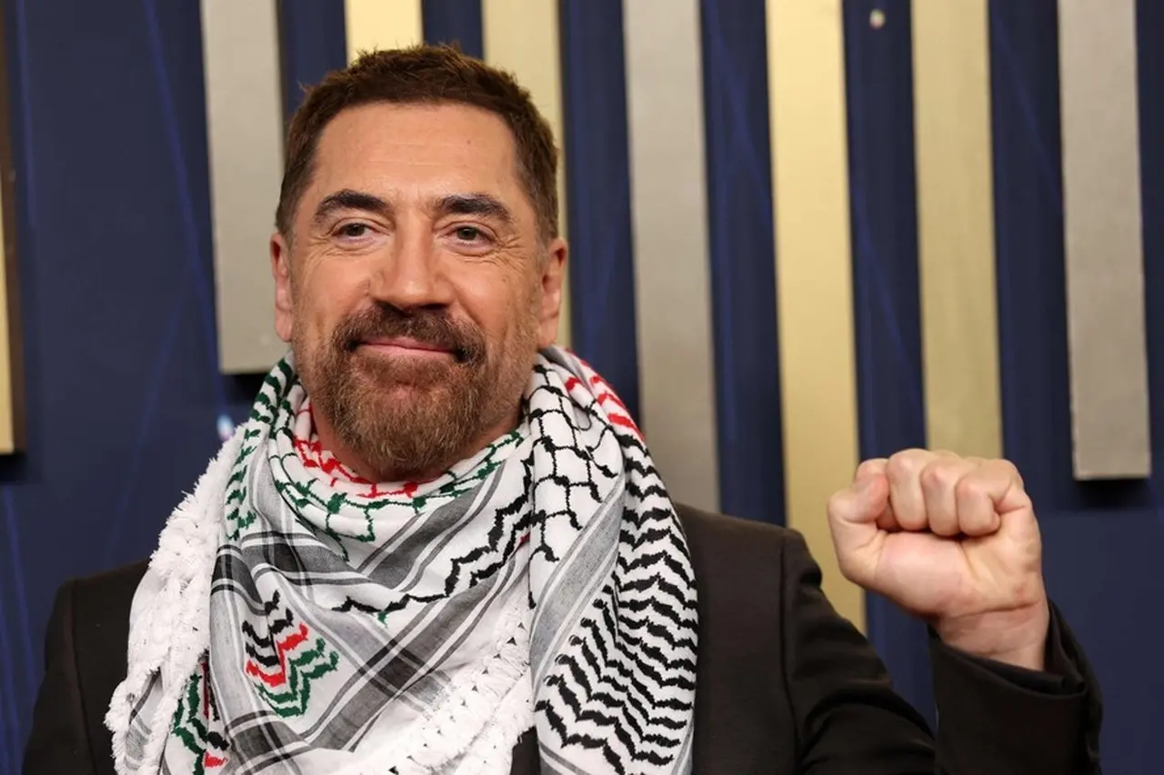 Javier Bardem no tapete vermelho do Emmy Awards 2025