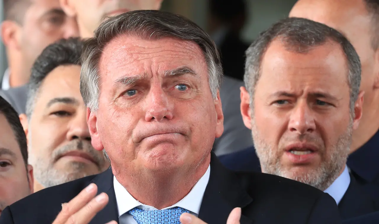 Imagem da notícia Bolsonaro apresenta alteração da função renal, diz boletim médico; ex-presidente segue hospitalizado