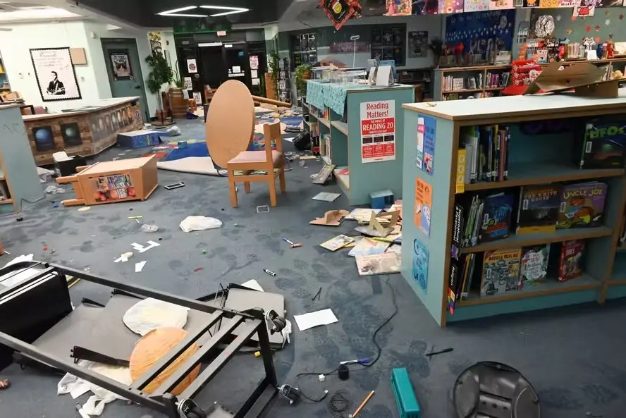 Imagem da notícia Adolescentes vandalizam escola e são entregues à polícia pelas próprias mães nos EUA
