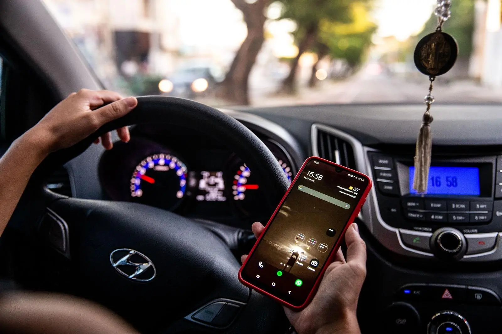 Imagem da notícia: AMC diz que não multará motoristas de app por usarem celular, mas veículos precisam estar parados