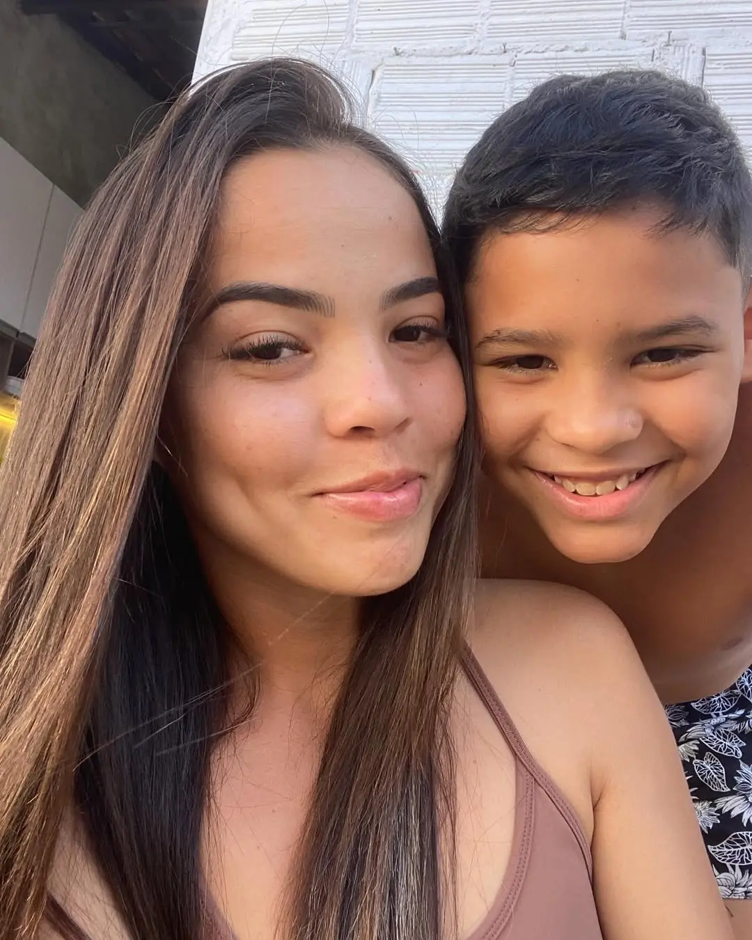 Imagem da notícia: Mãe chora após filho fazer declaração emocionante, em Fortaleza; veja vídeo