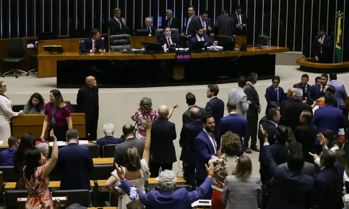 Imagem da notícia: Por 311 a 163, Câmara dos Deputados aprova urgência para projeto de anistia a golpistas