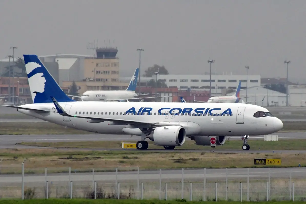 Imagem da notícia Controlador de tráfego cochila e avião é forçado a voar em círculos sobre o mar por 18 minutos