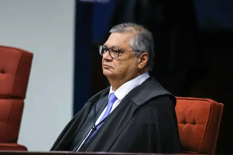 Imagem da notícia: Flávio Dino abre inquérito contra Bolsonaro e 23 aliados com base em relatório da CPI da Covid