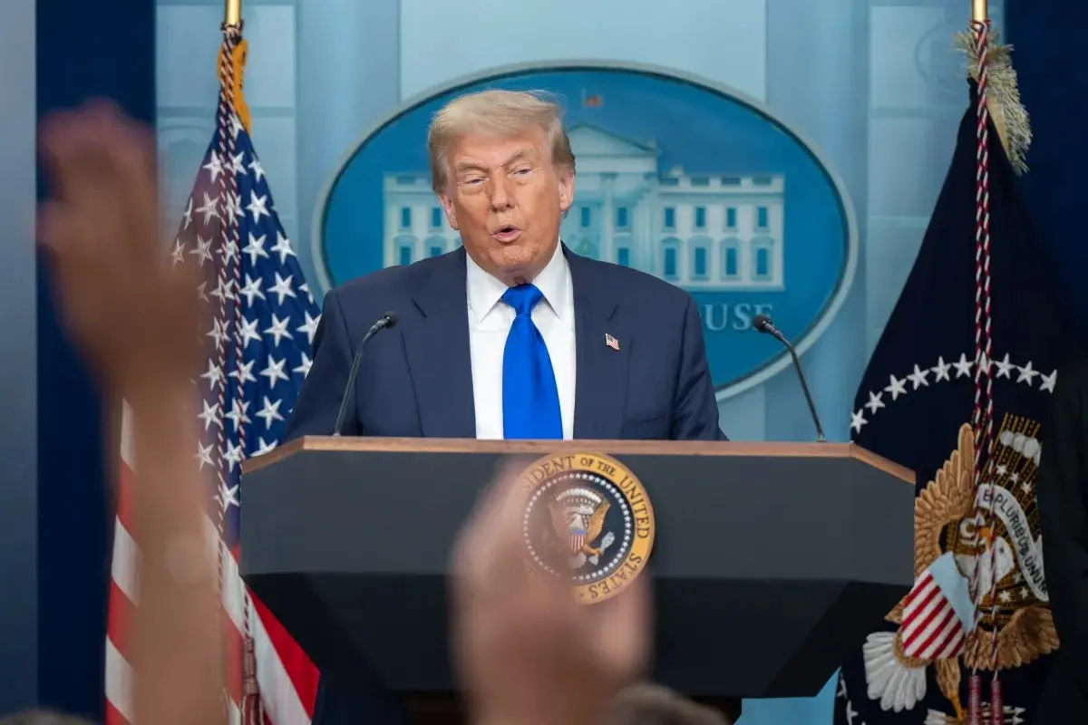 Imagem da notícia: Trump ameaça tirar licenças de emissoras e manifesta apoio a órgão regulador dos EUA
