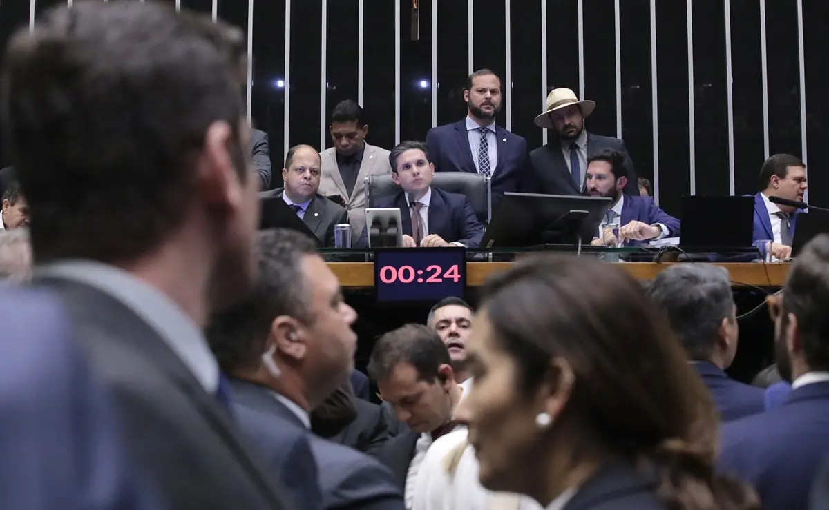 Imagem da notícia: PEC da Blindagem e anistia sinalizam que a Câmara virou as costas à sociedade
