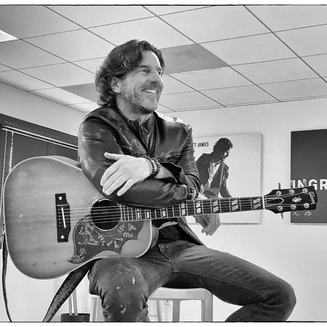 Imagem da notícia Vencedor do Grammy, compositor Brett James morre aos 57 anos