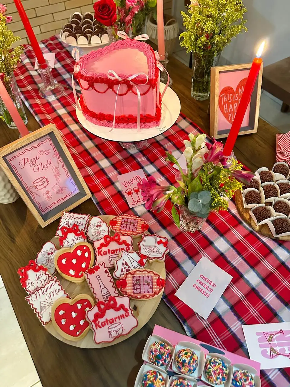 Para inspirar: mesa com decorações românticas