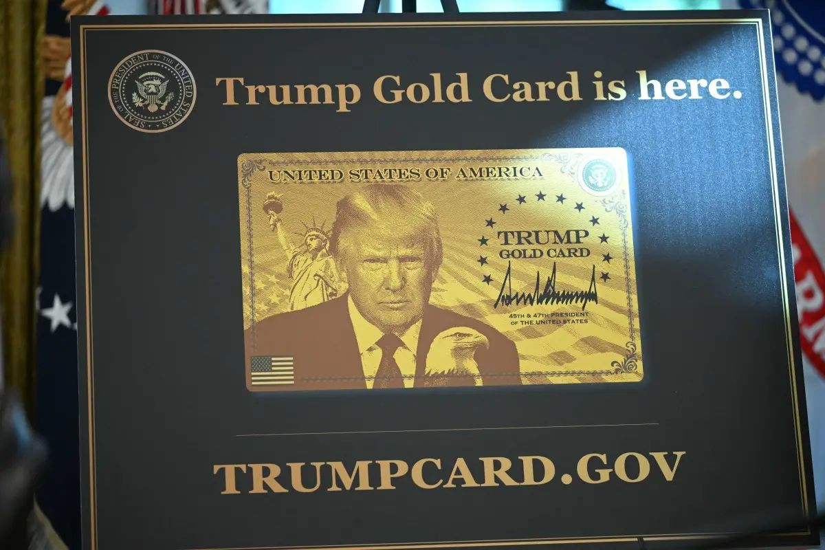 Imagem da notícia Trump oficializa 'Gold Card' e residência nos EUA poderá ser obtida com doação milionária