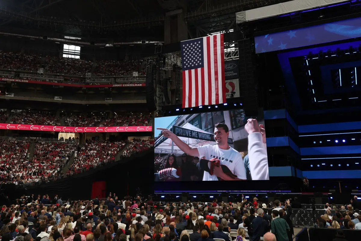 Imagem da notícia Despedida de Charlie Kirk reúne mais de 100 mil pessoas em estádio e pode ter discurso de Trump