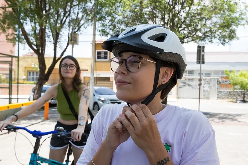 Capacete é um dos itens de segurança para a prática esportiva.