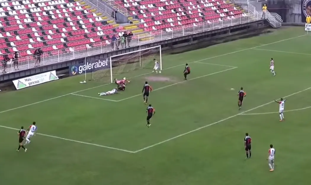 Imagem da notícia VÍDEO: Bizarro! Sem marcação, jogador perde gol em cima da linha, na Copa Santa Catarina
