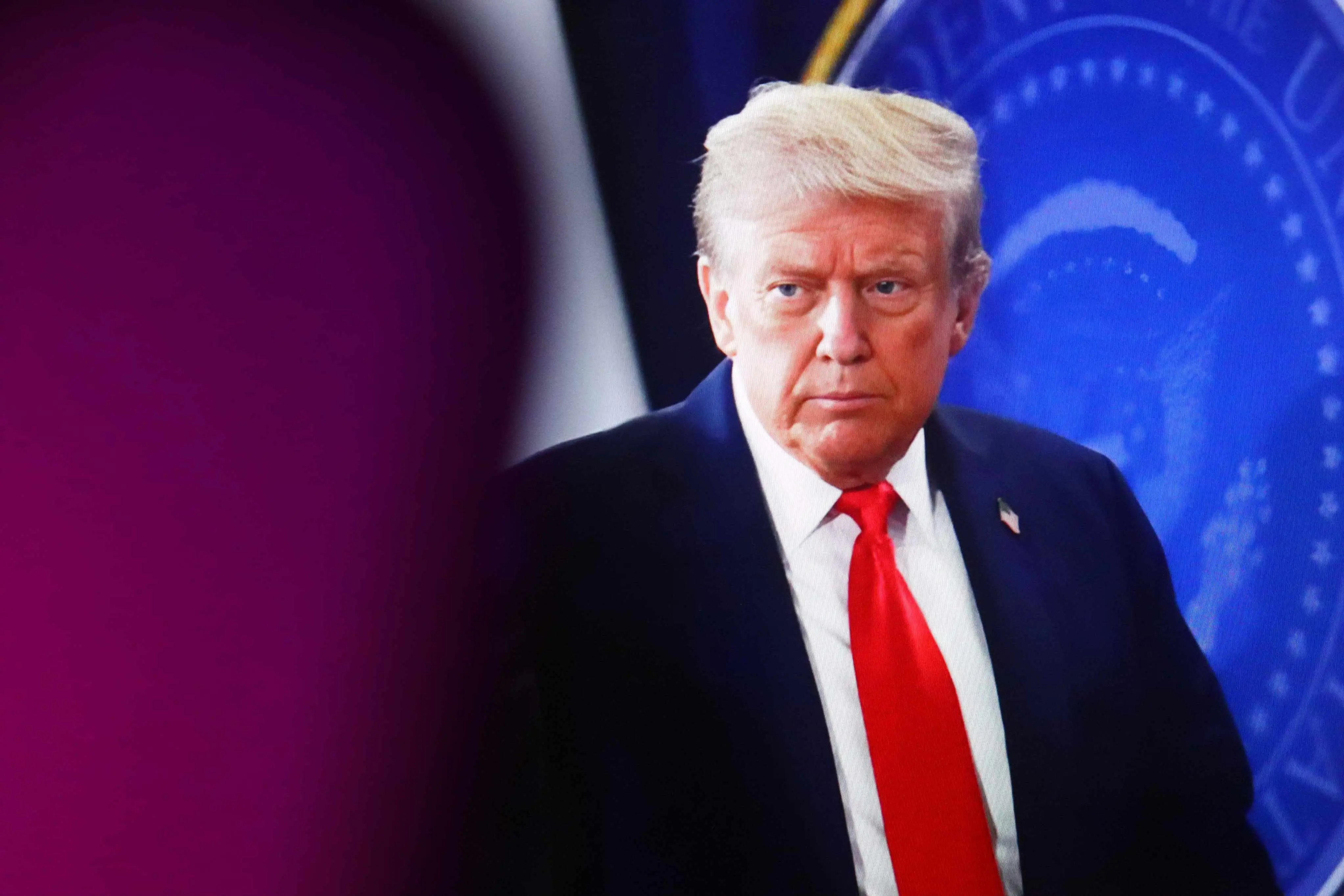 Imagem da notícia Sem evidências científicas, Trump cita suposto vínculo entre Tylenol, vacinas e autismo