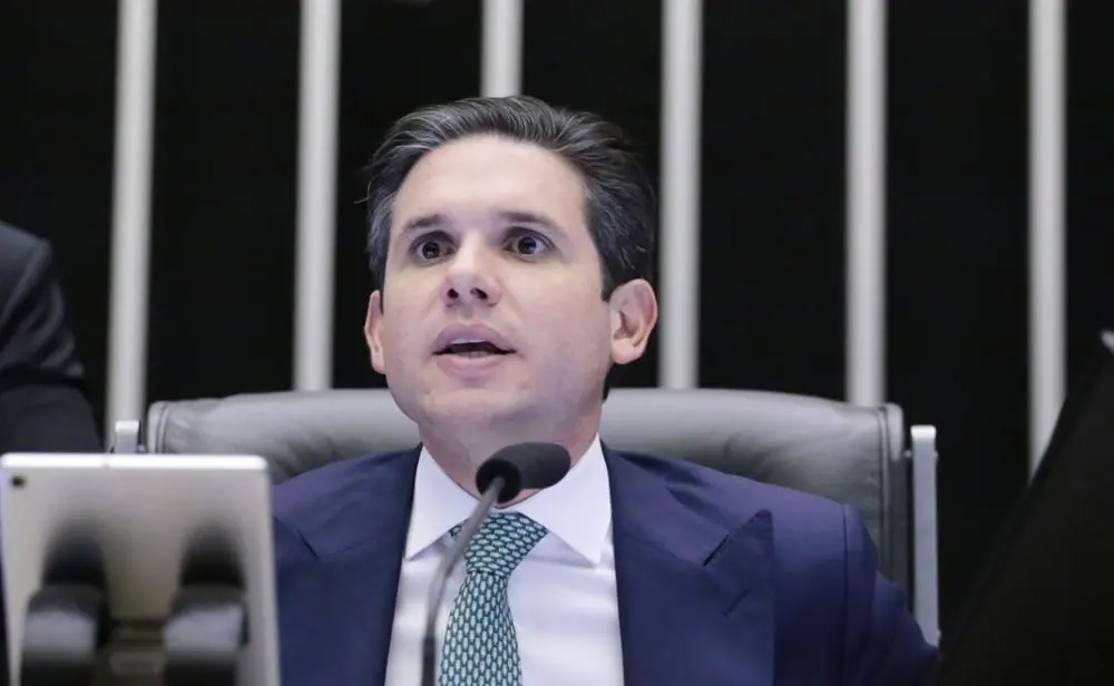 Imagem da notícia: Hugo Motta nega pedido da oposição para Eduardo Bolsonaro ser líder da minoria
