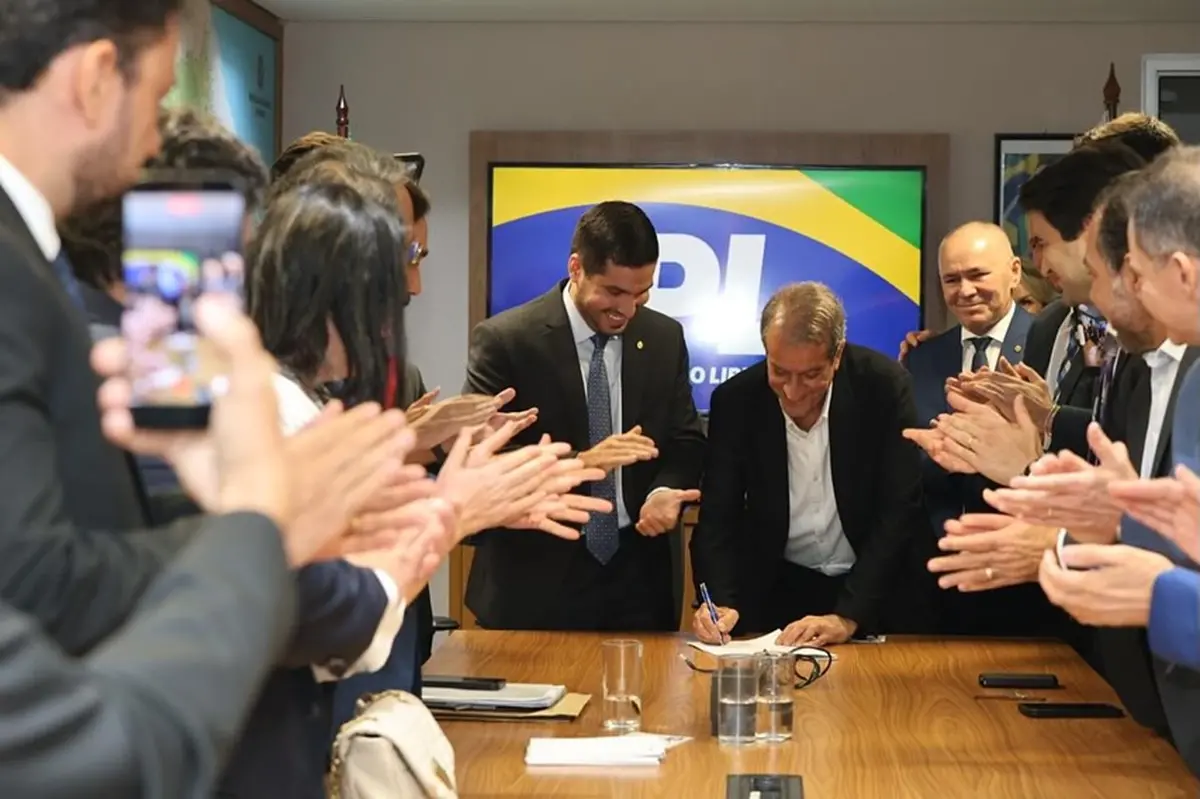 Imagem da notícia: André Fernandes evita cravar candidatura própria do PL para o Governo: 'Debater melhor os nomes'