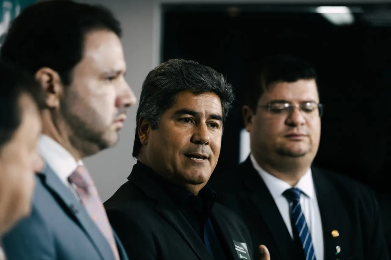 Da esquerda para a direita, em coletiva de imprensa: Léo Couto, presidente da Câmara; Márcio Cardeal, secretário das Finanças; e Bruno Mesquita, líder do Governo Evandro na Câmara.