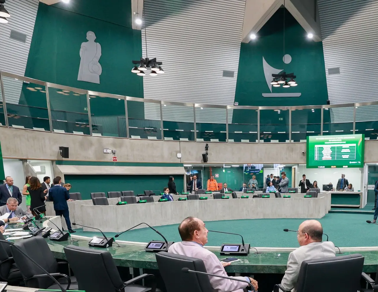 Foto mostra Plenário 13 de Maio da Assembleia Legislativa do Estado do Ceará durante votação dos deputados