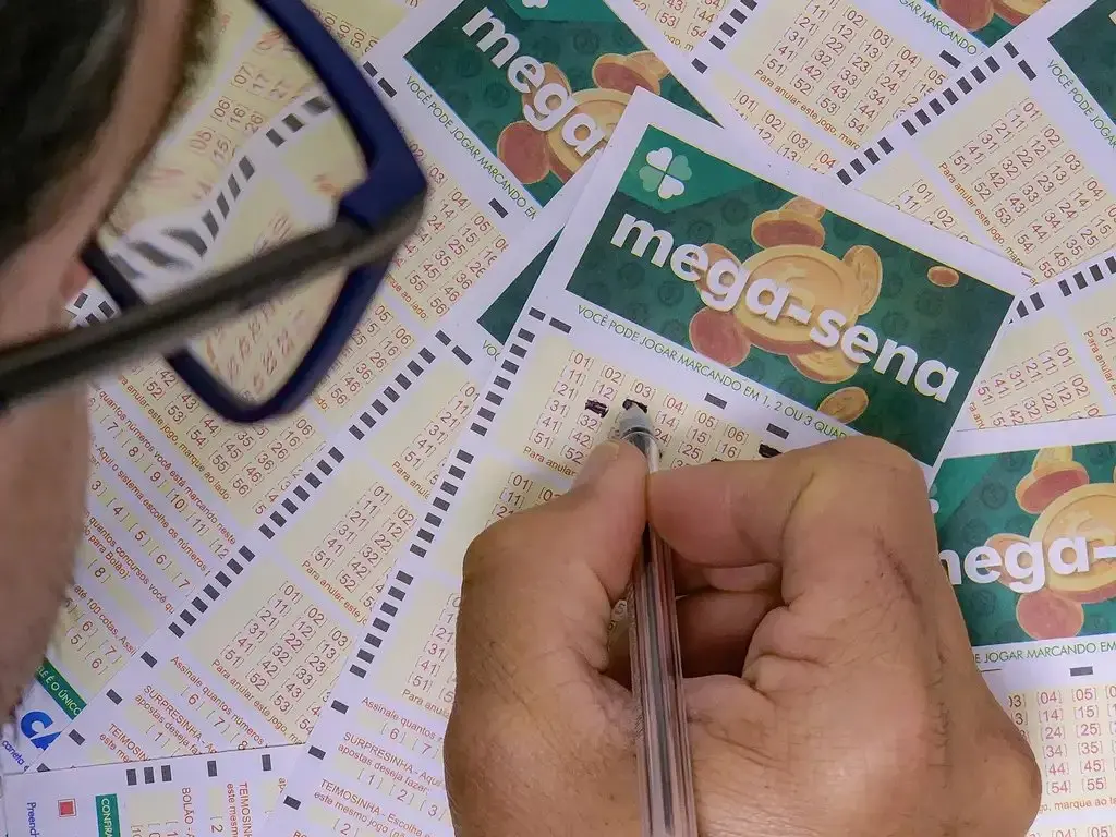 Imagem da notícia Loterias do dia pagam até R$ 54 milhões: veja sorteios desta quinta (25/9)