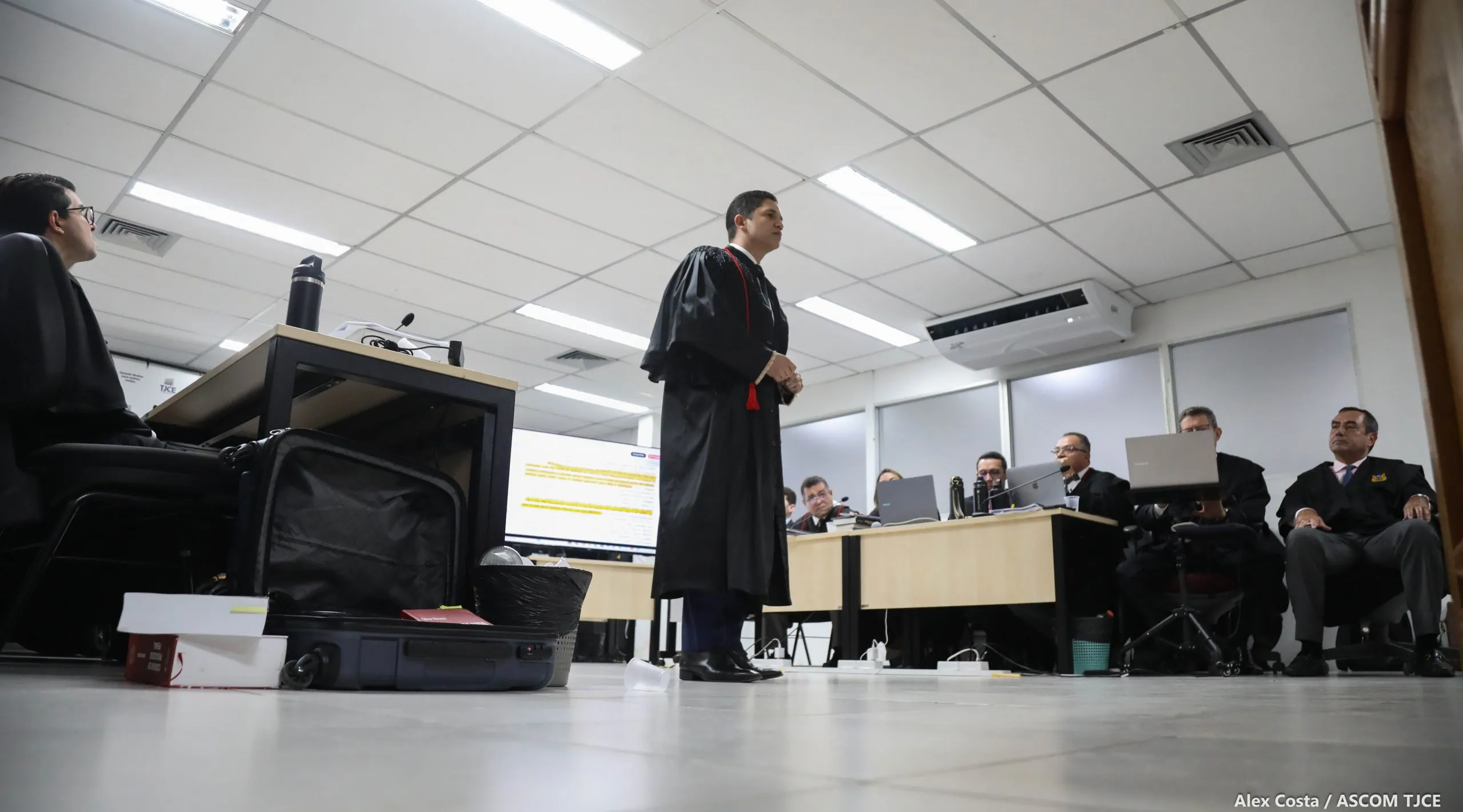 Promotores do MPCE e a Defensoria Pública do Ceará optaram por ter a réplica. Na foto, momento da argumentação do promotor Luís Bezerra Neto