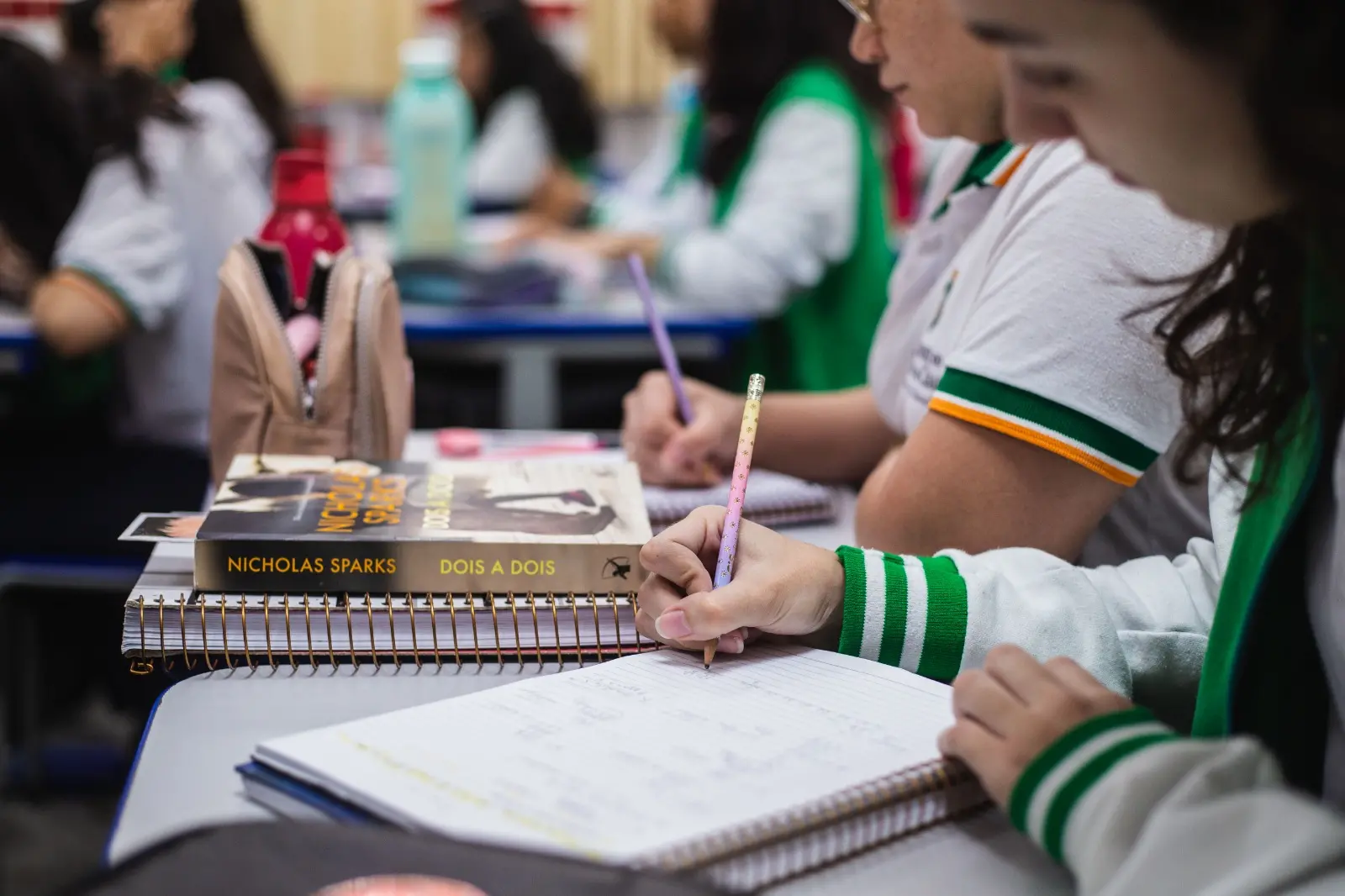 Imagem da notícia: Disputa entre facções causa mortes, abandono e dano emocional em escolas do CE