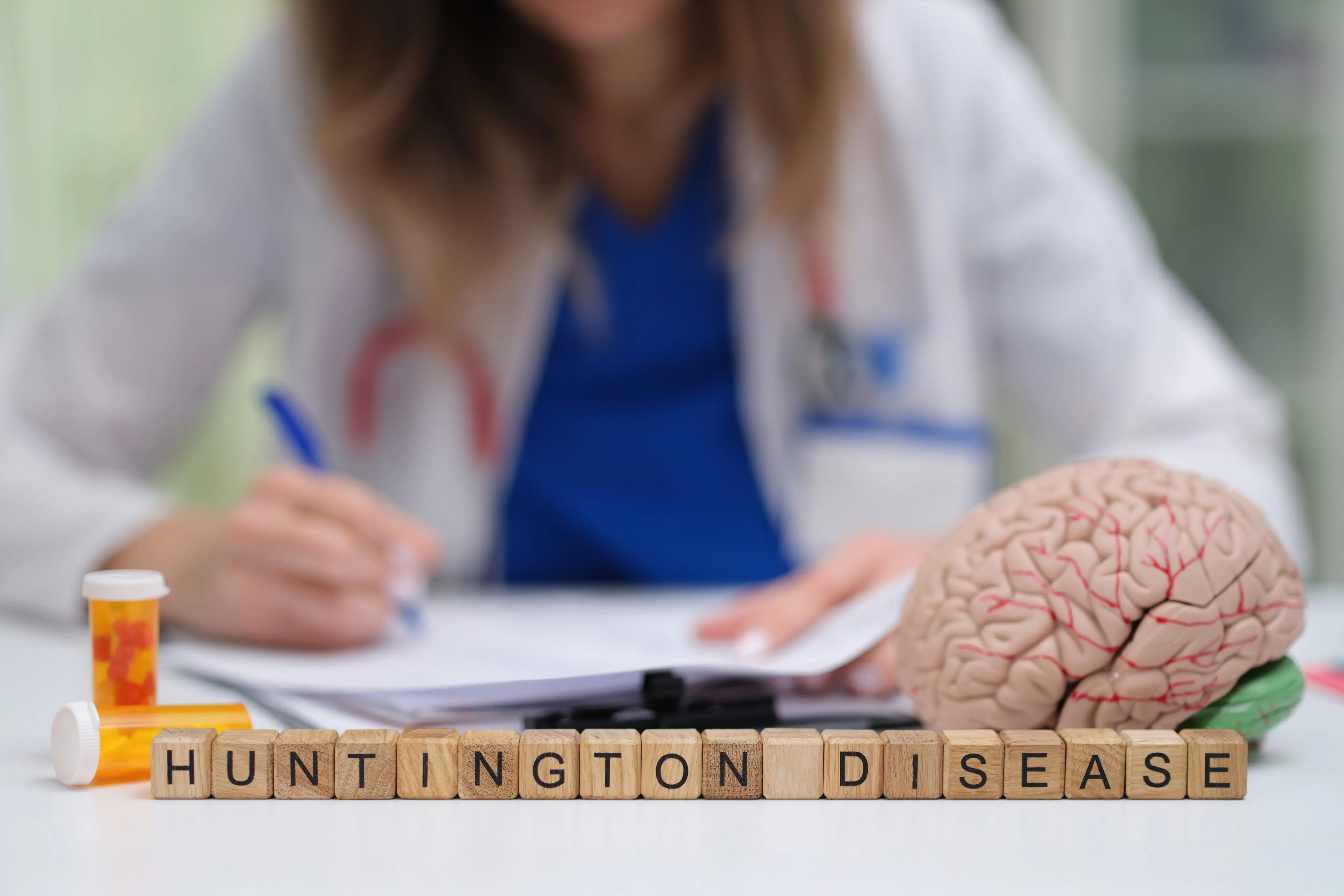 Imagem para uma matéria sobre Doença de Huntington, em que mostra uma médica trabalhando ao fundo