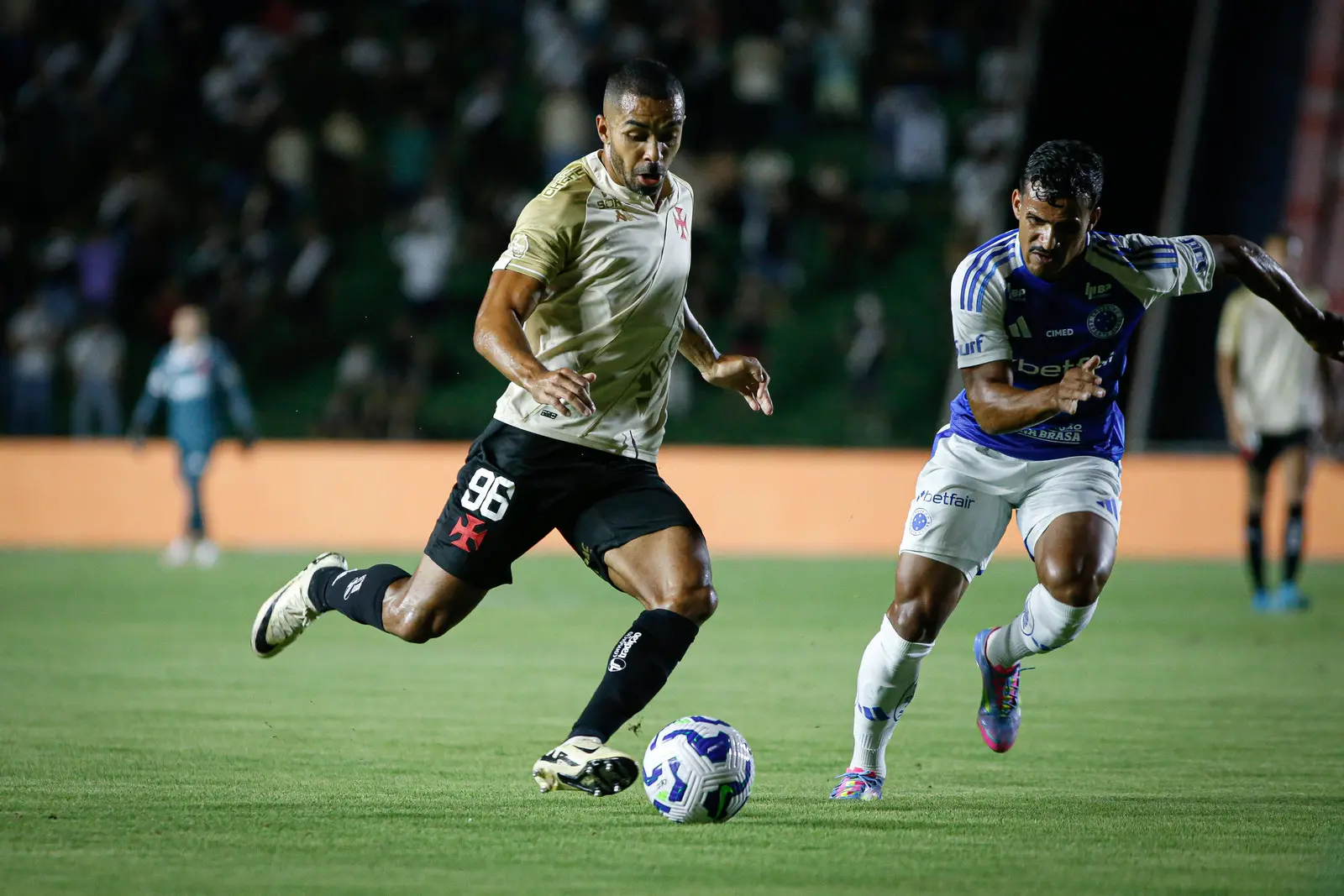 Imagem da notícia Jogos de hoje na TV: veja onde assistir e horário das partidas de sábado (27)