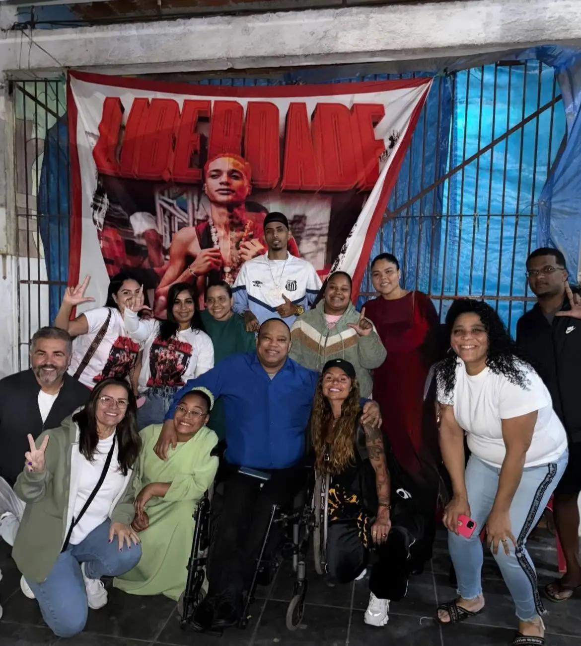 Imagem da notícia: Noiva do cantor Oruam monta vigília em Bangu