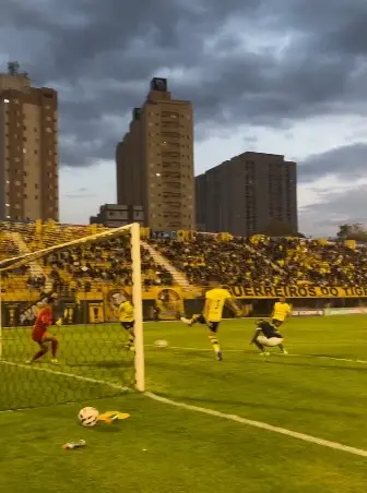 Imagem da notícia Gol agachado de jogador do Floresta garante vitória na Série C; veja lance