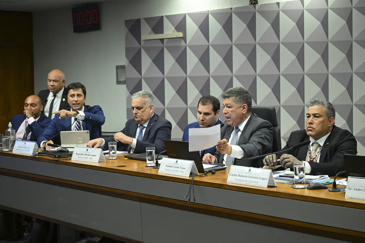 Imagem da notícia: Presidente da Conafer é preso por falso testemunho na CPMI do INSS