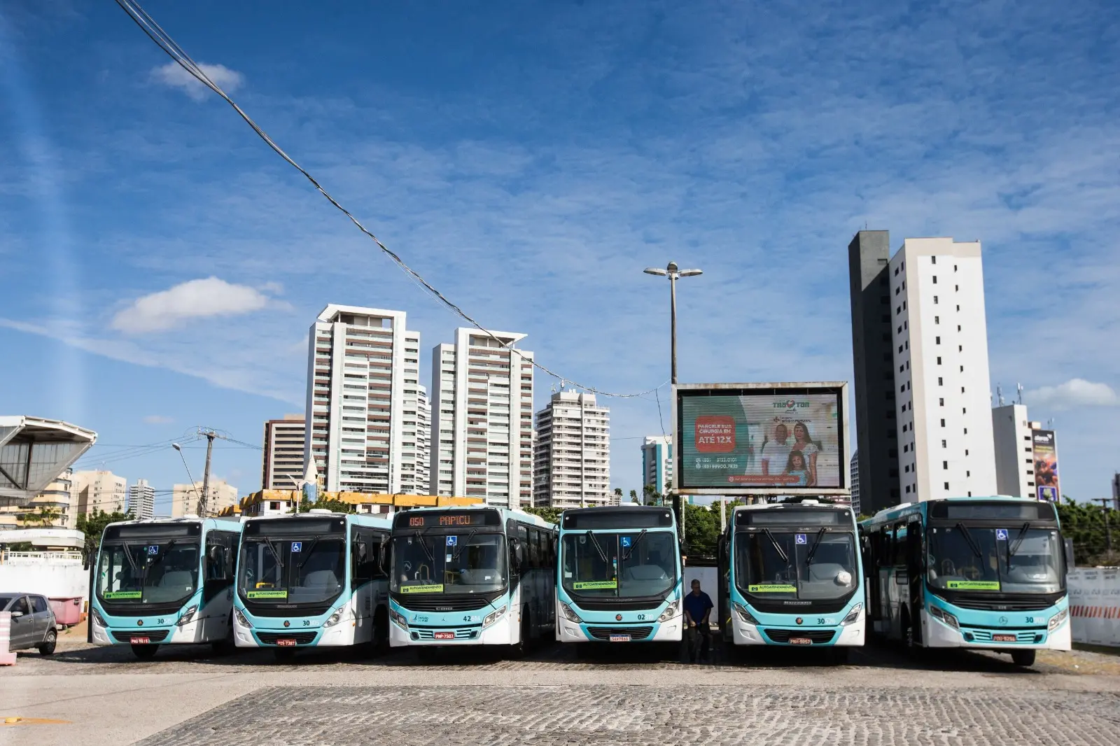 Imagem da notícia: Fortaleza avalia usar vans e topics para substituir linhas de ônibus suspensas 