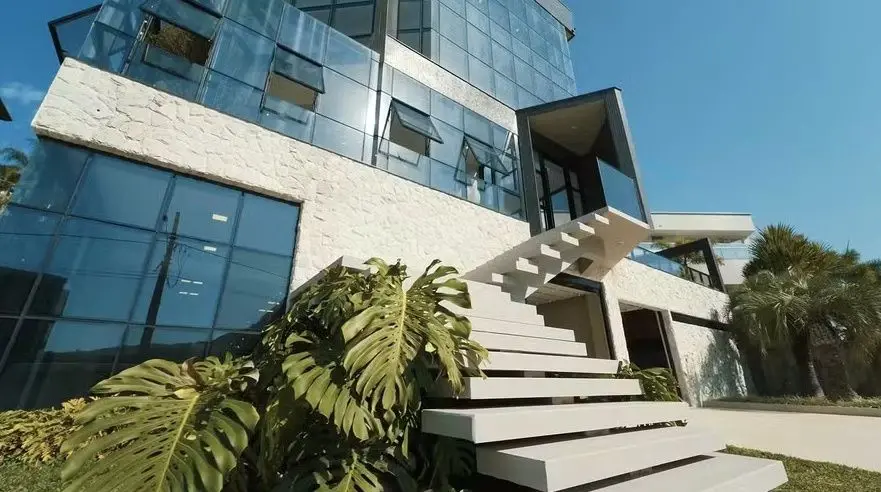 Imagem da notícia Com ilha particular, mansão quadriplex é vendida por R$ 25 milhões em SC