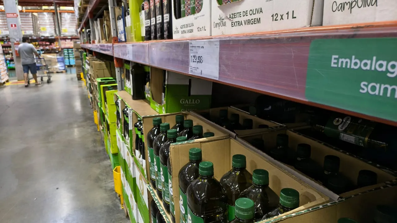 Consumidores encontram preços menores em atacarejo e supermercados de bairro.