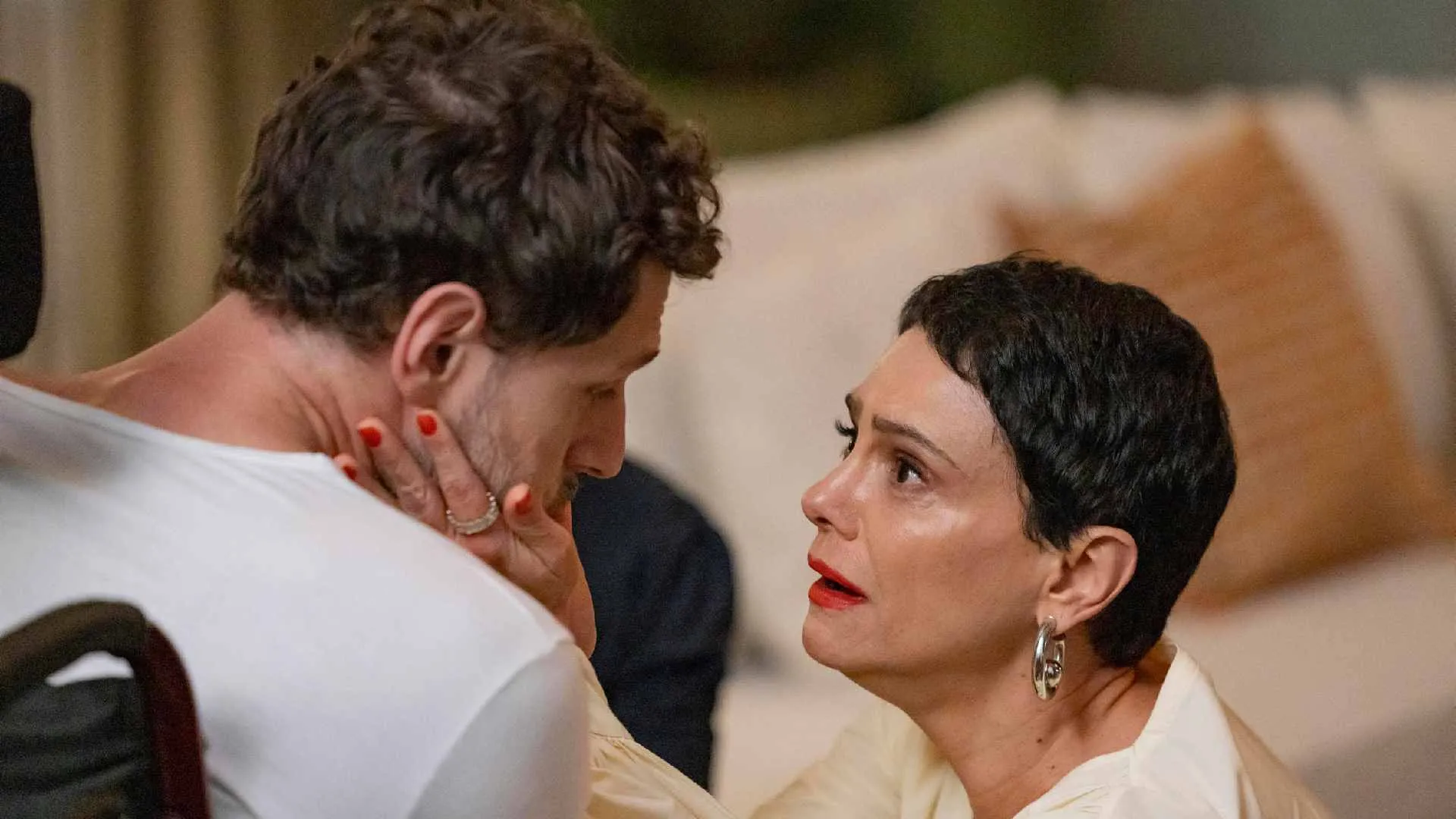 Leonardo (Guilherme Magon) em reencontro com Celina (Malu Galli)