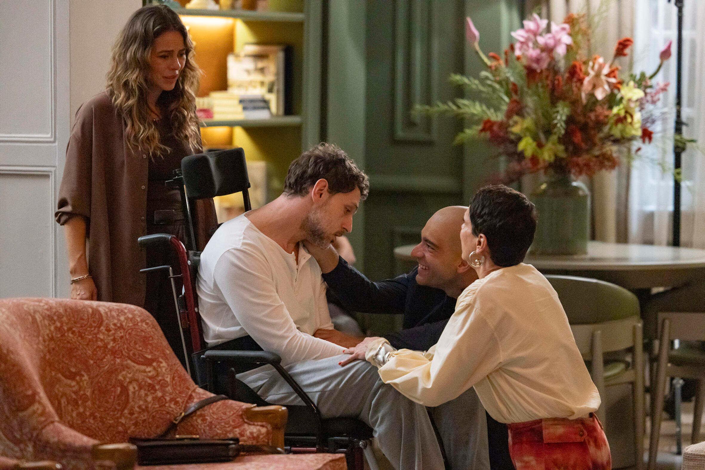 Imagem da notícia: Heleninha leva Leonardo ao encontro de Afonso e Celina em 'Vale Tudo'; veja cenas 
